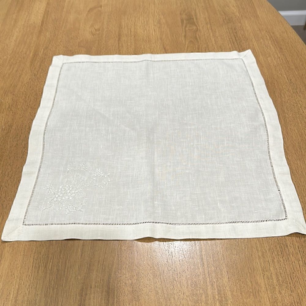 SET OF FOUR, 2 NAPKINS 2 PLACEMATS. - Picture 2 of 10